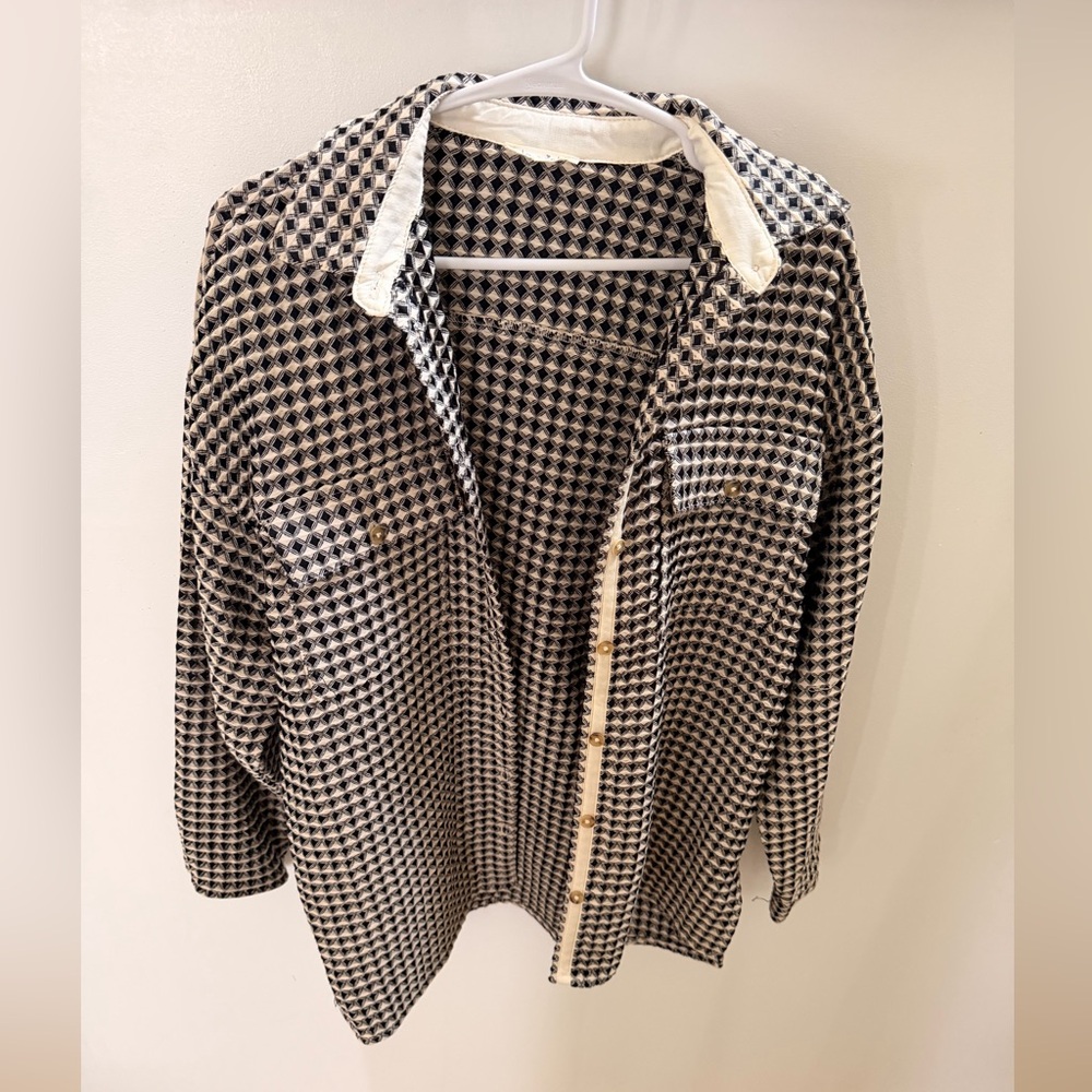 LA MIEL Geometric Patterned Top in Black and Cream